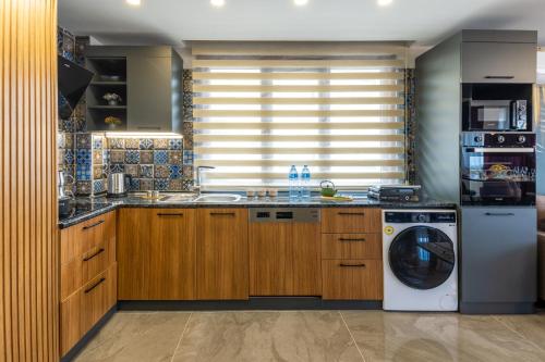 Luxury One Bedroom Apartment with Balcony image 3