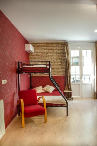 1 double bed, 1 bunk bed
