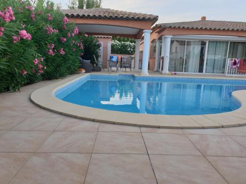 Villa plain pied avec piscine privée 8 personnes - Location saisonnière - La Crau