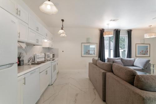 Breathtaking Condos Near French Quarter - 주방