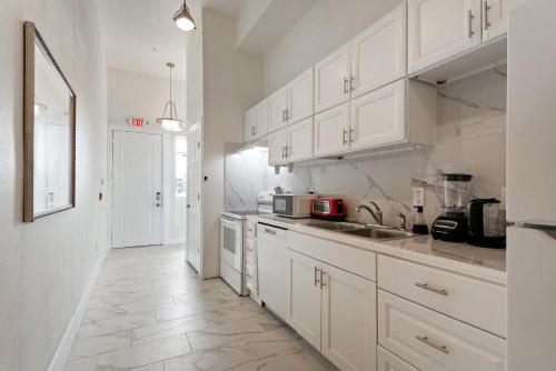 Breathtaking Condos Near French Quarter - 주방