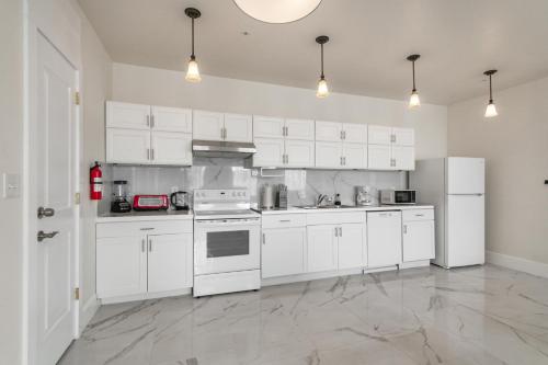 Breathtaking Condos Near French Quarter - 주방