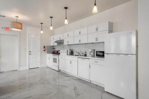 Breathtaking Condos Near French Quarter - 주방