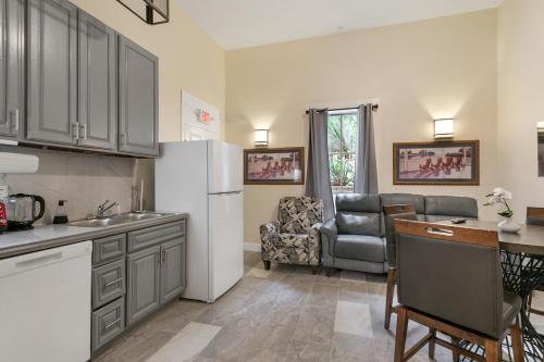 Breathtaking Condos Near French Quarter - 주방