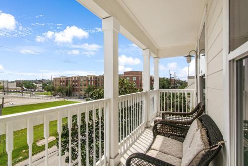 Breathtaking Condos Near French Quarter - 발코니/테라스