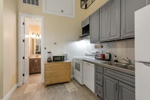 Breathtaking Condos Near French Quarter - 주방