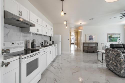Breathtaking Condos Near French Quarter - 주방