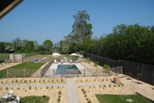 Chaleureuse ferme restaurée au calme avec piscine