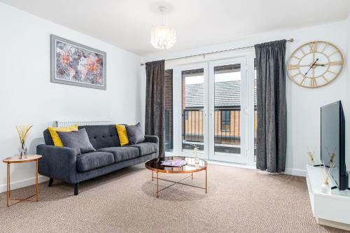 Fortified Luxury Apartment with Balcony and free parking in Hengrove and Whitchurch Park