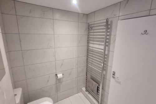 淋浴間, Spacious self contained flat in superb location in 利明通鎮