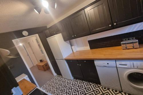 廚房, Spacious self contained flat in superb location in 利明通鎮