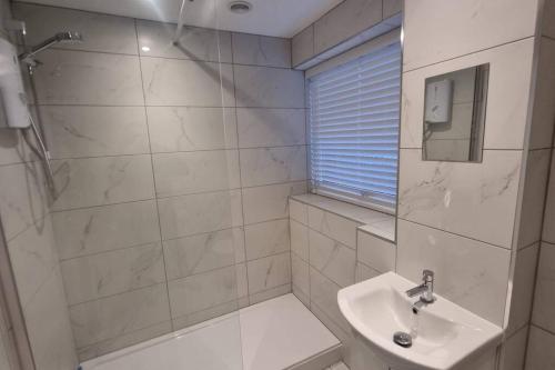 淋浴間, Spacious self contained flat in superb location in 利明通鎮