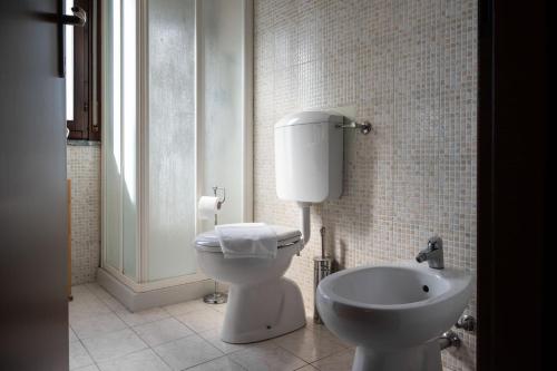 One-Bedroom Apartment image 6