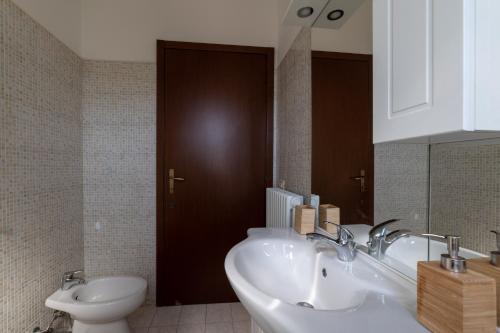 One-Bedroom Apartment image 3