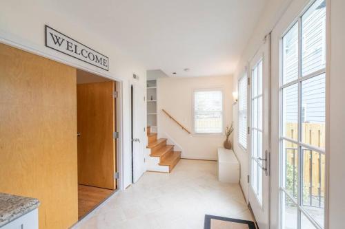 Charming Home Minutes From Nations Capital in Arlington, USA