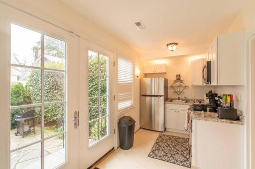 Charming Home Minutes From Nations Capital in Arlington, USA