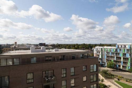 Exquisite Station Penthouse with Balcony & Parking & Sleeps 6 - image 13