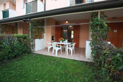  Terraced house with garden and porch in Rosolina Mare