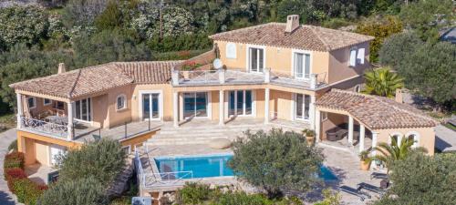 Maison avec belle vue mer et piscine - 10 personnes - 5 chambres - Location, gîte - Solliès-Ville