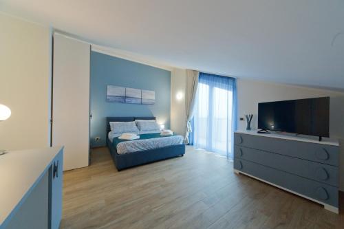 1 king bed, 1 sofa bed