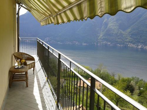  La casa nel verde vista lago, Pension in Nesso