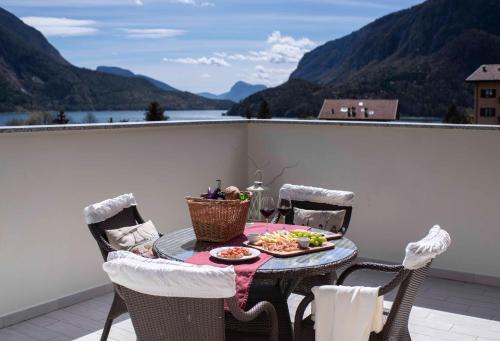  Attico con vista sul lago e montagne a Molveno, Unterkunft in Molveno