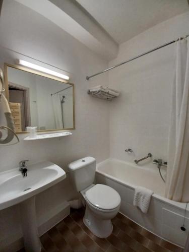 Standard Double or Twin Room image 10
