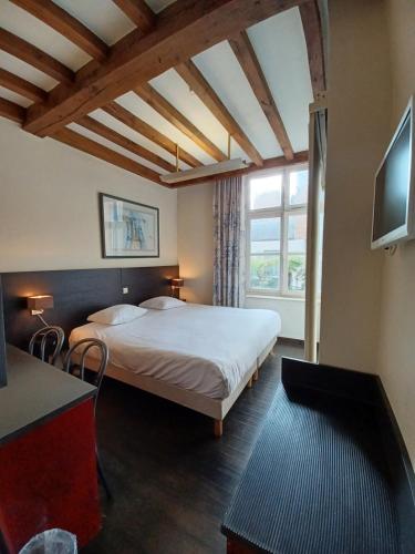 Standard Double or Twin Room image 9