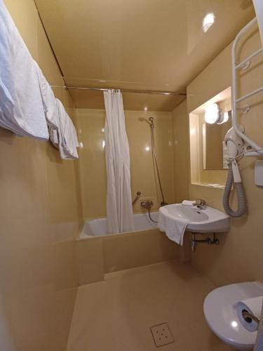 Standard Double or Twin Room image 5