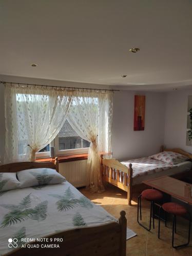 1 double bed, 2 twin beds