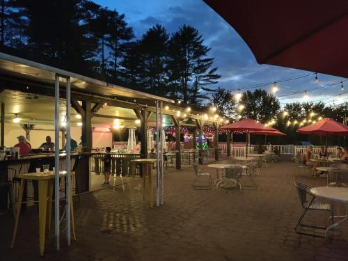 ห้องอาหาร, Lake George Escape in วอร์เรนส์เบิร์ก (นิวยอร์ก)