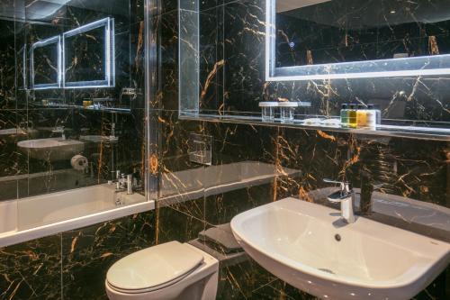 Bathroom, Best Western Hotel 99 in Blackburn