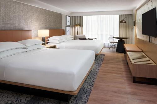 2 queen beds