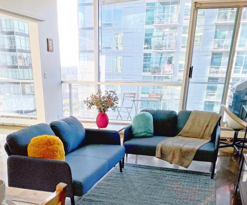 2BR condo in downtown, w/ view+parking