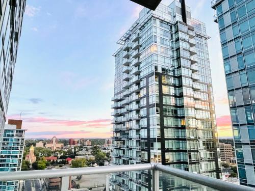 2BR condo in downtown, w/ view+parking