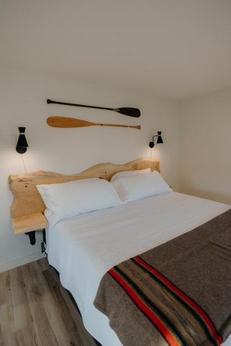 1 queen bed, 1 sofa bed