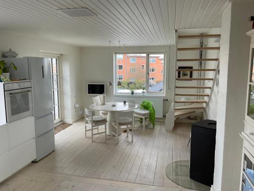Stor lys lejlighed med terrasse og altan in هيلسينجور