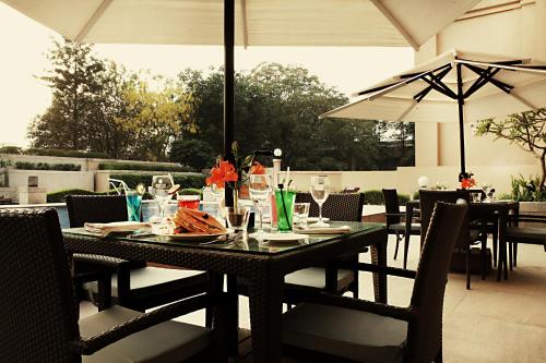 Zwembad, The Metropolitan Hotel & Spa in Central Delhi