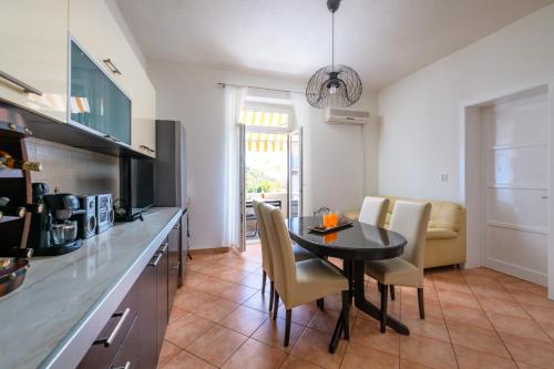  Apartment Dobrić in Koromačno