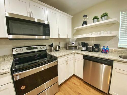 *NEW*Sunshine Gorgeous- 3BD/2BA -Private Backyard! in Port Orange, Vereinigte Staaten von Amerika