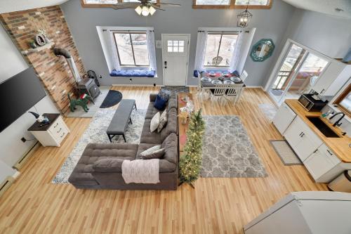 Premier Cozy Cabin - Free Amenities & Comm Indoor Pools thumb 3