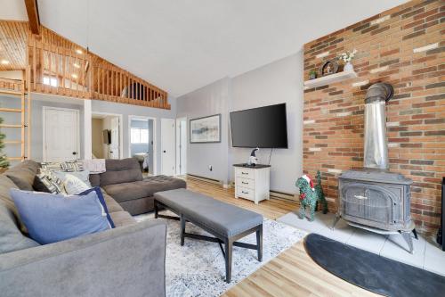 Premier Cozy Cabin - Free Amenities & Comm Indoor Pools detail