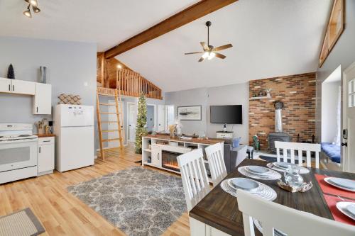 Premier Cozy Cabin - Free Amenities & Comm Indoor Pools detail