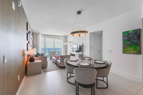 Fantastic Hyde Condo 2/2 Top Amenities Front beach in Hollywood, USA