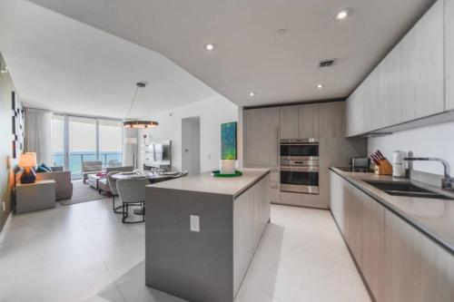Fantastic Hyde Condo 2/2 Top Amenities Front beach in Hollywood, USA