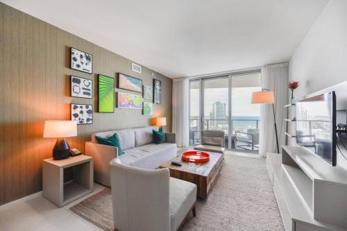 Fantastic Hyde Condo 2/2 Top Amenities Front beach in Hollywood, USA