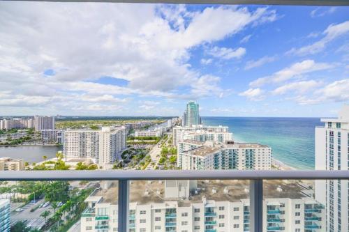 Fantastic Hyde Condo 2/2 Top Amenities Front beach in Hollywood, USA