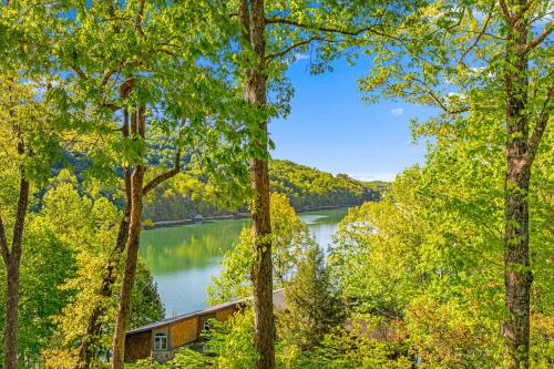 Lake Living Luxury in Lake Lure, USA