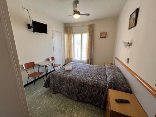 Hostal Zurich Room Type - Double Room with Balcony