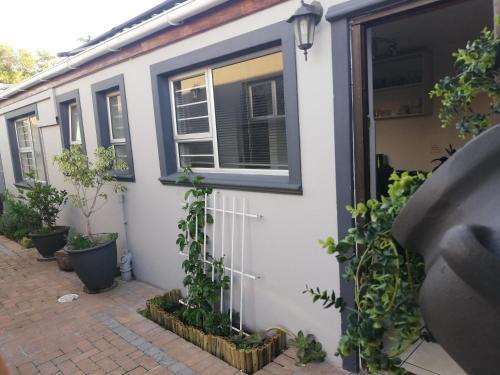 Rondebosch East Garlandale STRICTLY HALAAL, fresh garden cottage Rondebosch East Garlandale STRICTLY HALAAL, fresh garden cottage